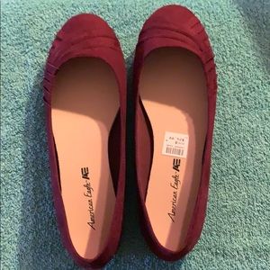 New Women’s American Eagle maroon flats